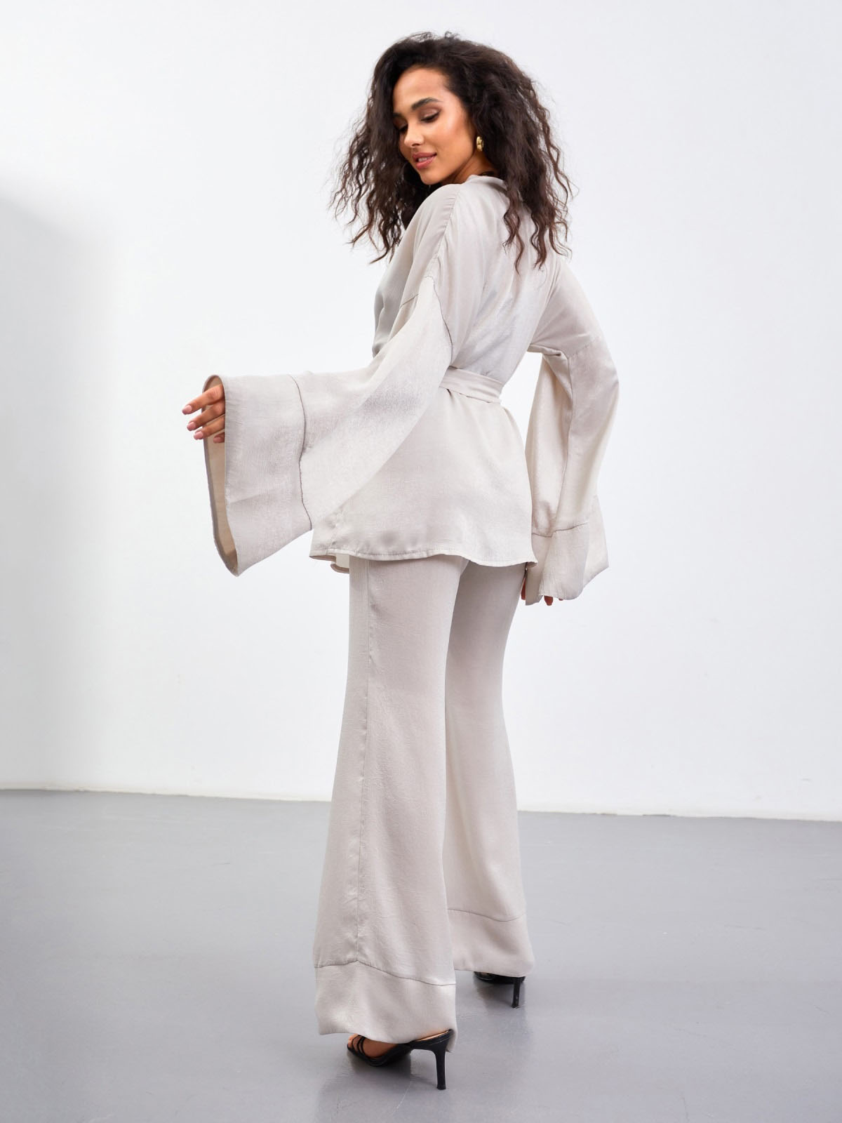 Шовковий костюм у піжамному стилі сірий | 68165 Шовковий костюм у піжамному стилі сірий | 68165