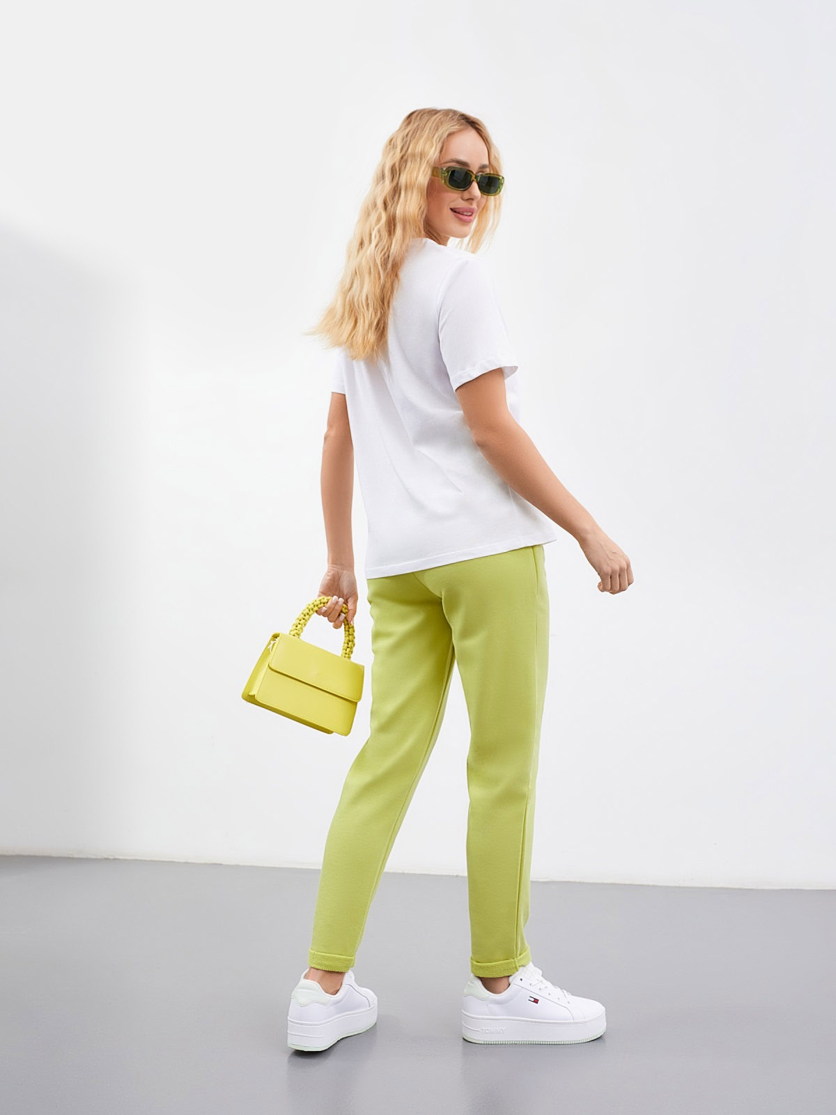 Повсякденний костюм біло-салатовий | 68185 Повсякденний костюм біло-салатовий | 68185