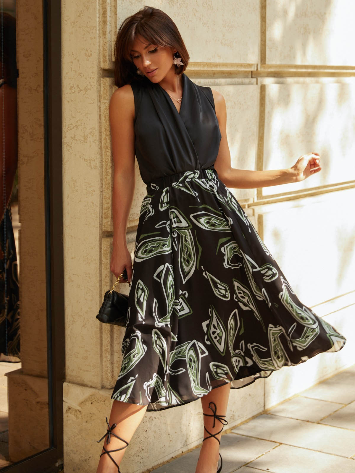 Чорна спідниця-міді в зелений принт | 69400