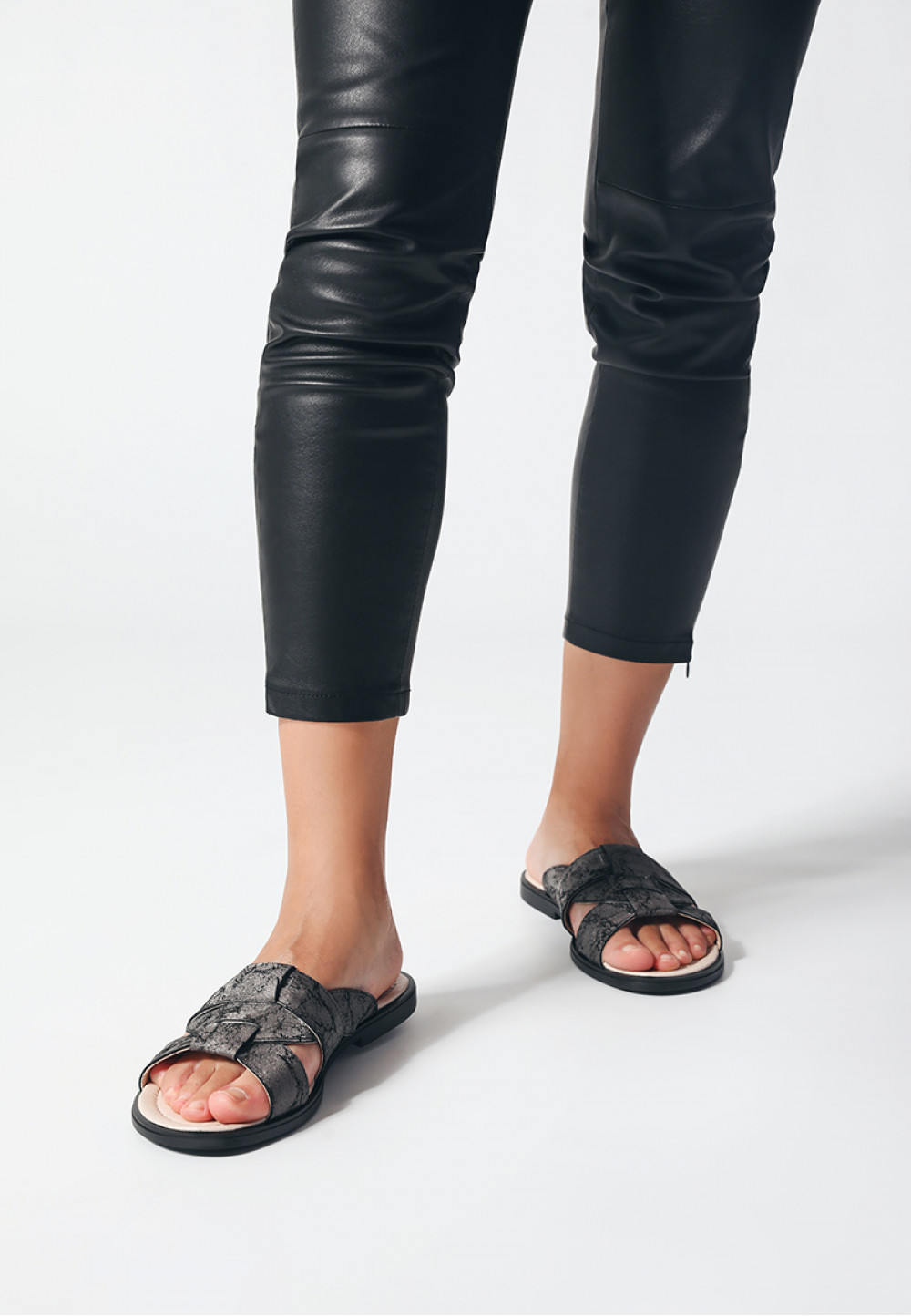 Чорні шльопанці з мармуровим принтом | 69184