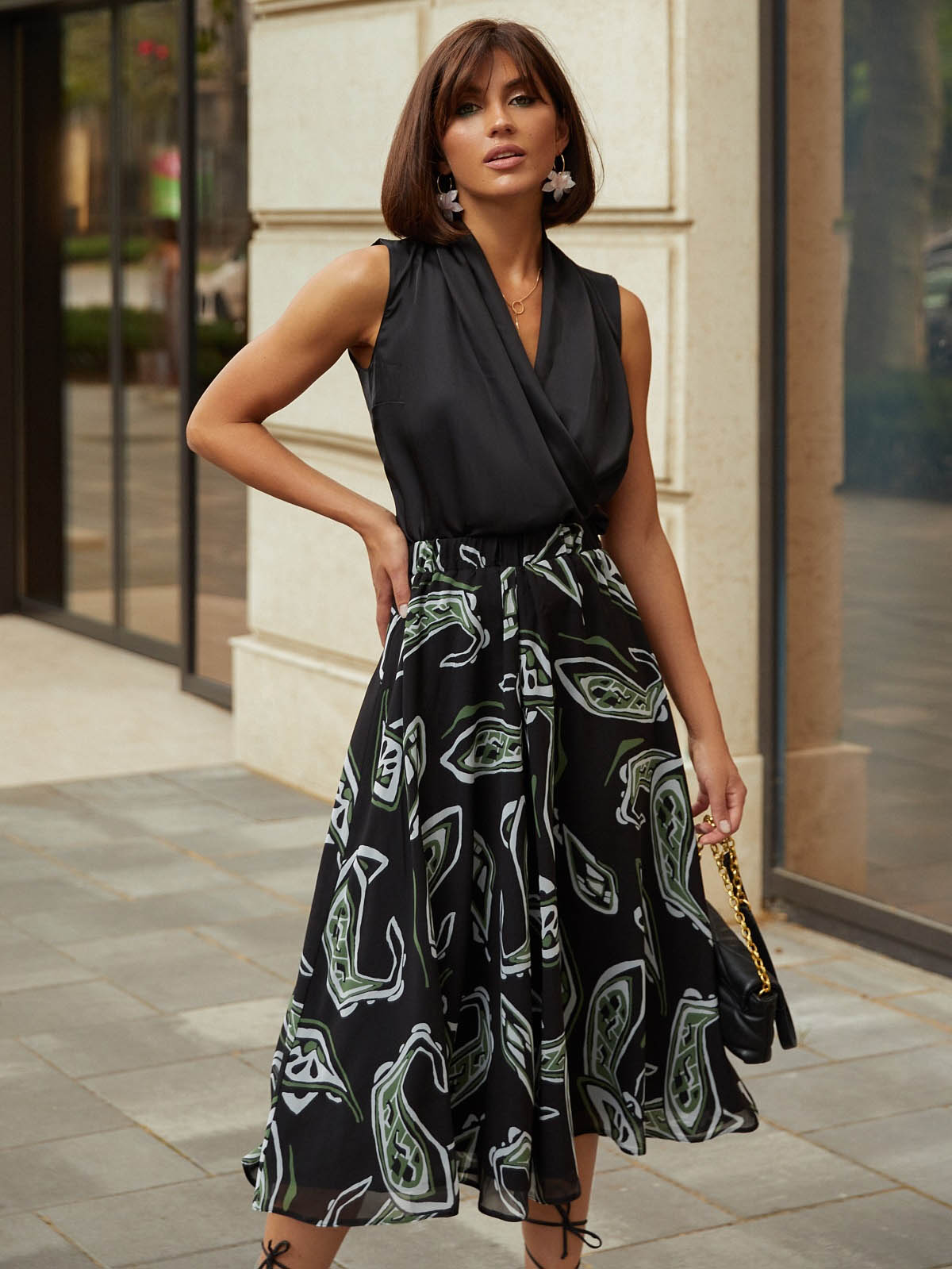 Чорна спідниця-міді в зелений принт | 69400