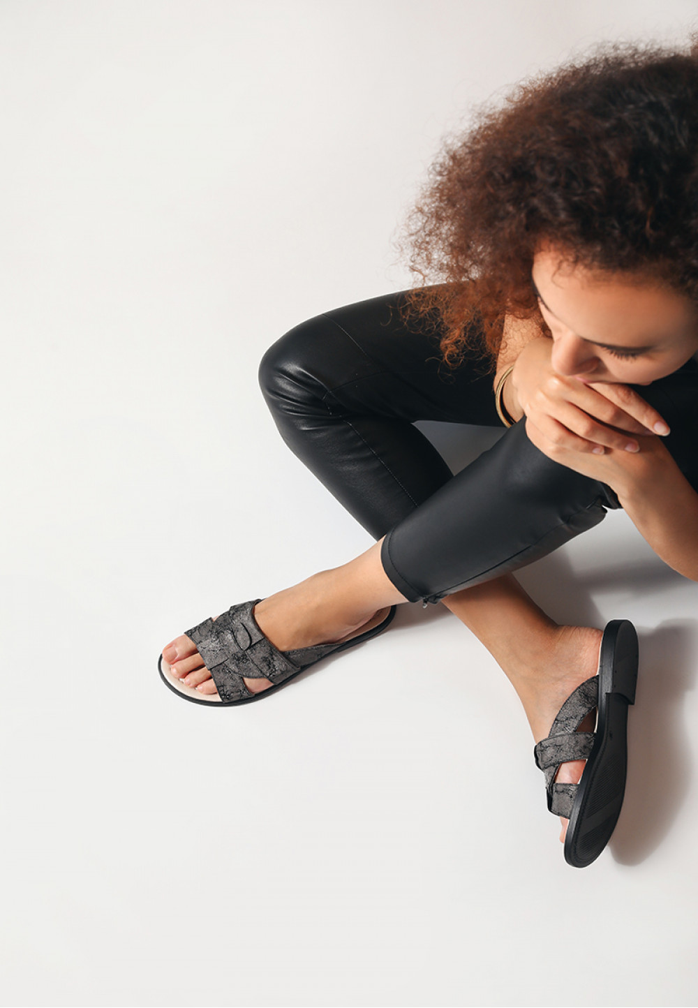 Чорні шльопанці з мармуровим принтом | 69184