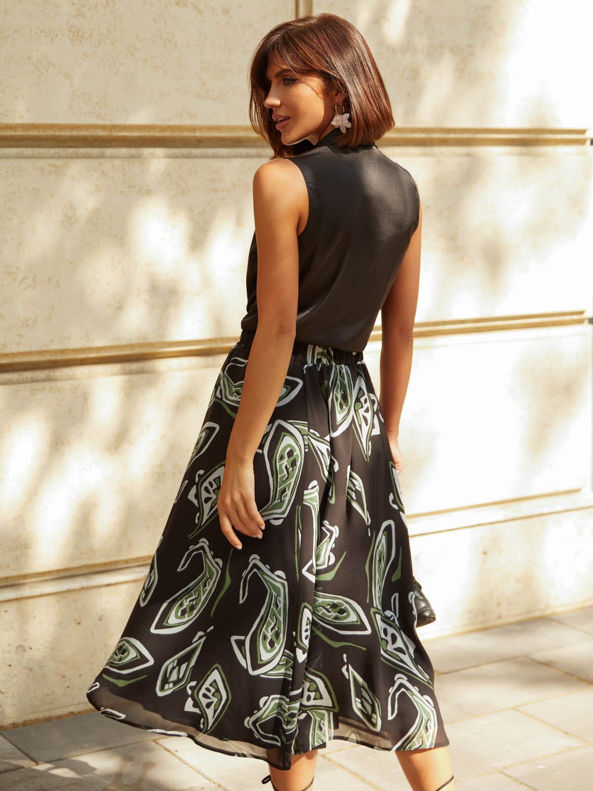 Чорна спідниця-міді в зелений принт | 69400