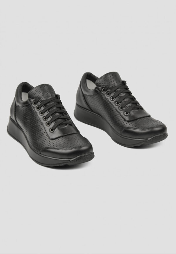 Жіночі чорні кросівки з перфорацією | 69687