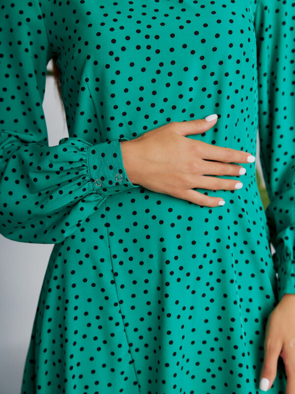 Сукня в горошок зелена з розпіркою | 70140