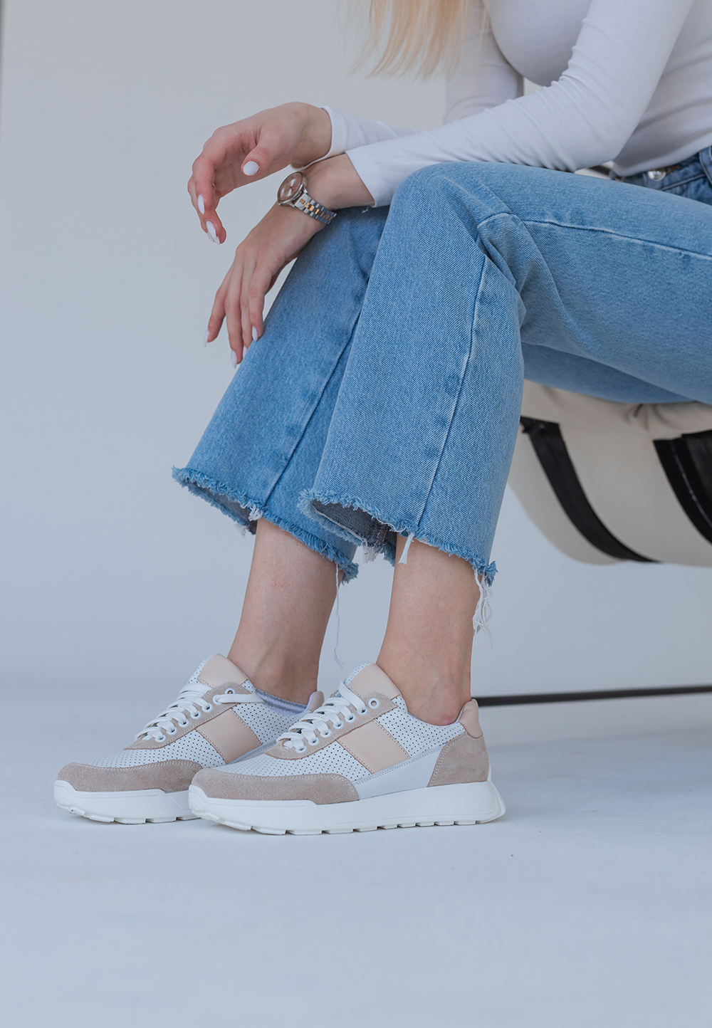 Кросівки шкіряні біло-бежеві з перфорацією | 69759