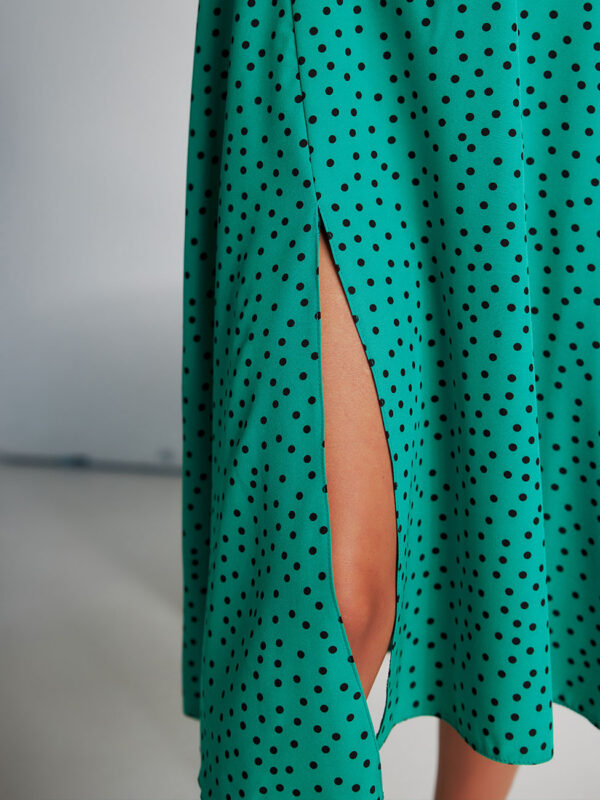 Сукня в горошок зелена з розпіркою | 70140