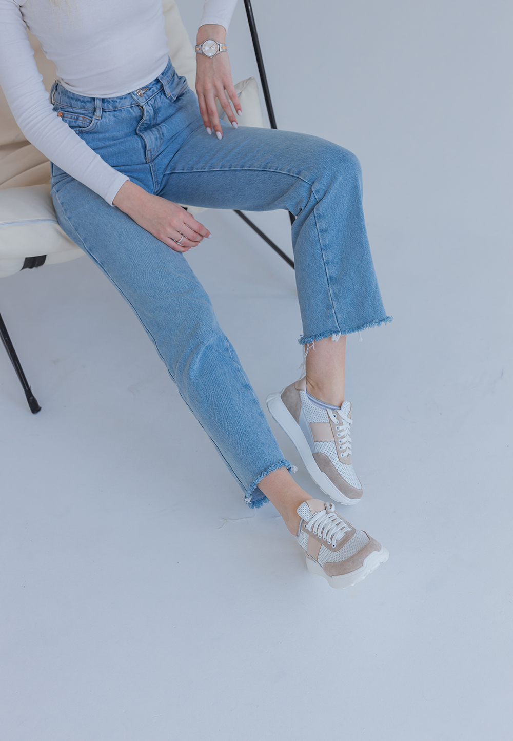 Кросівки шкіряні біло-бежеві з перфорацією | 69759