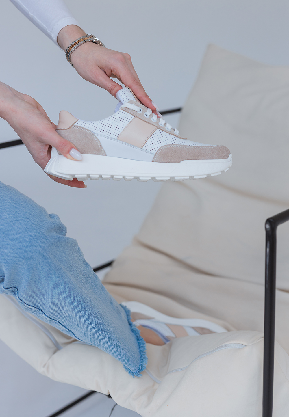 Кросівки шкіряні біло-бежеві з перфорацією | 69759