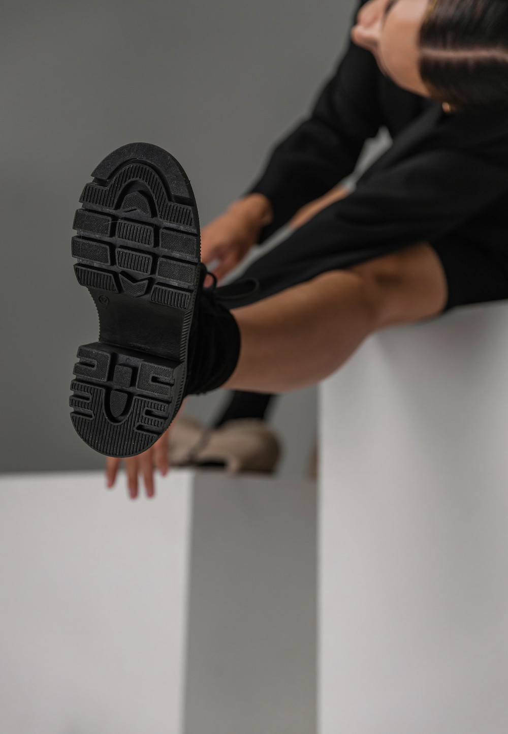 Чорні замшеві черевики на масивній підошві | 73039 Чорні замшеві черевики на масивній підошві | 73039