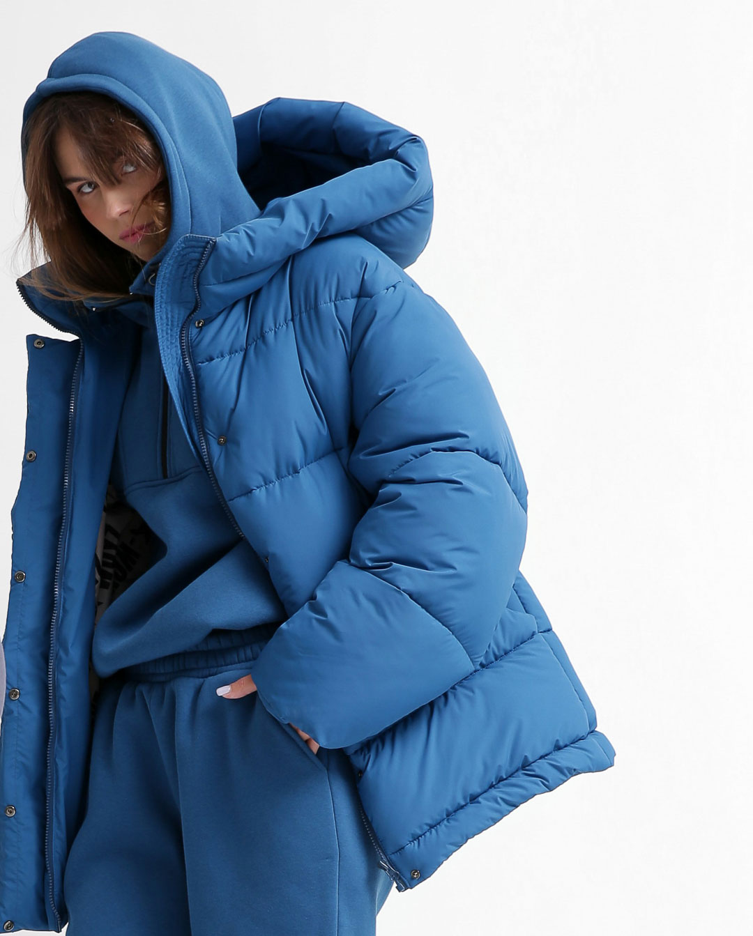 Жіночий короткий пуховик кольору електрик | 74324