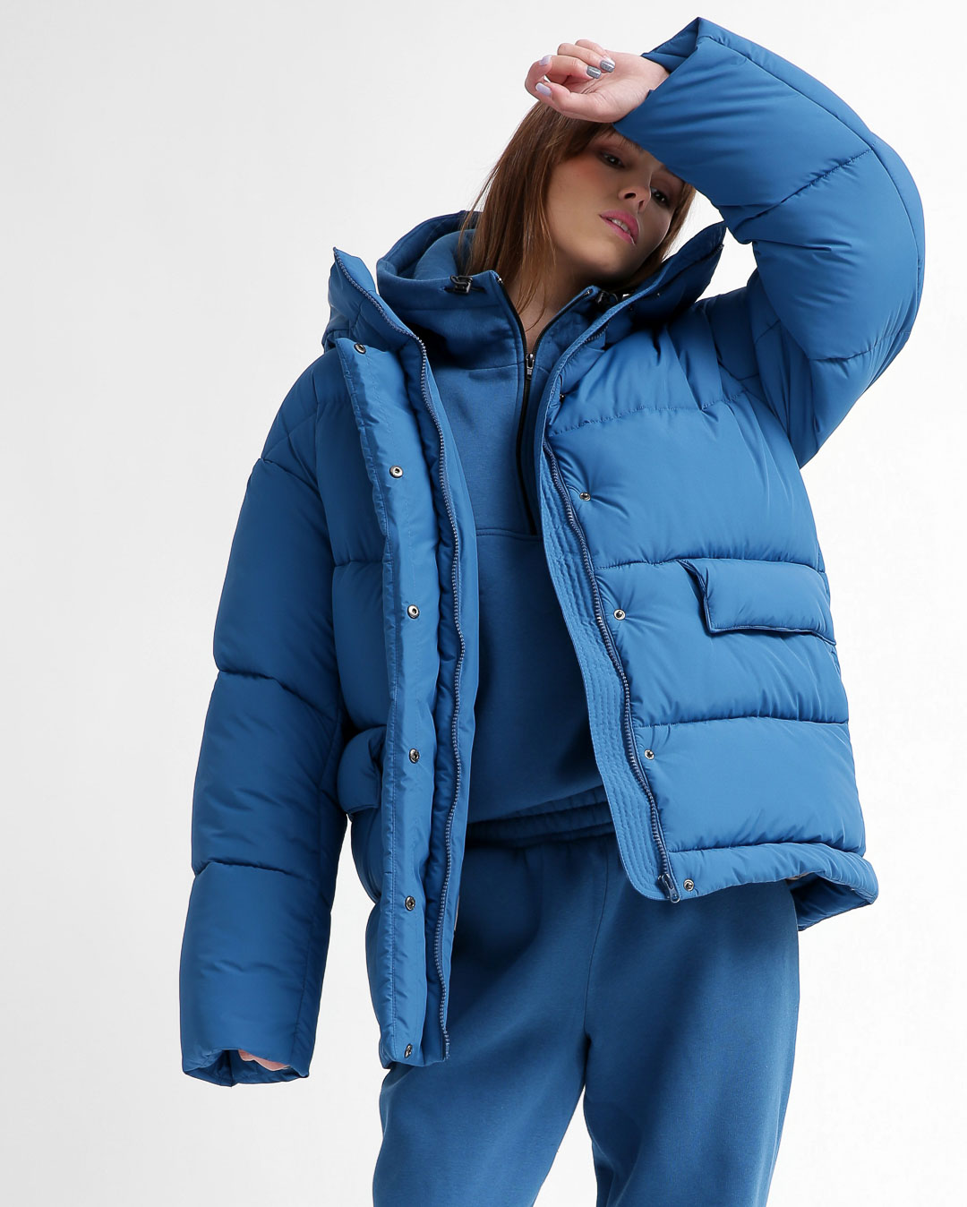 Жіночий короткий пуховик кольору електрик | 74324