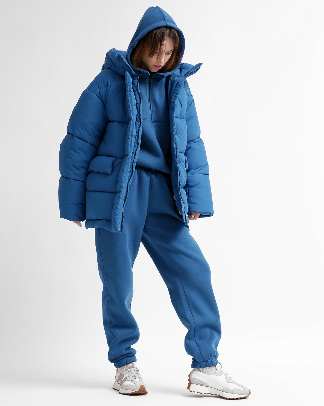 Жіночий короткий пуховик кольору електрик | 74324