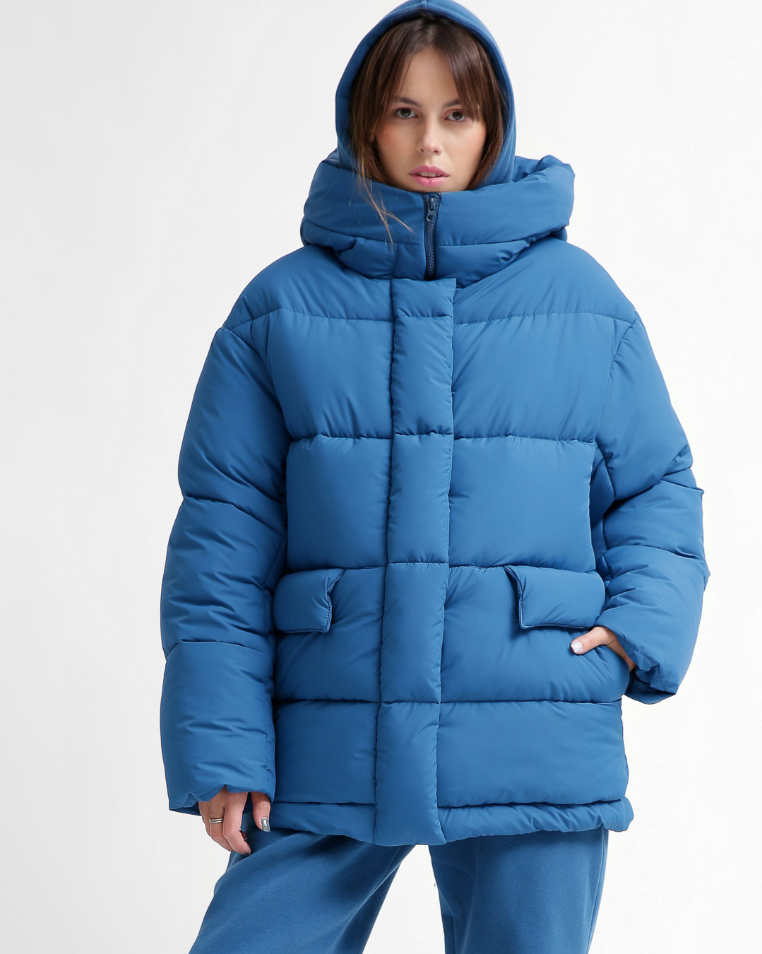 Жіночий короткий пуховик кольору електрик | 74324