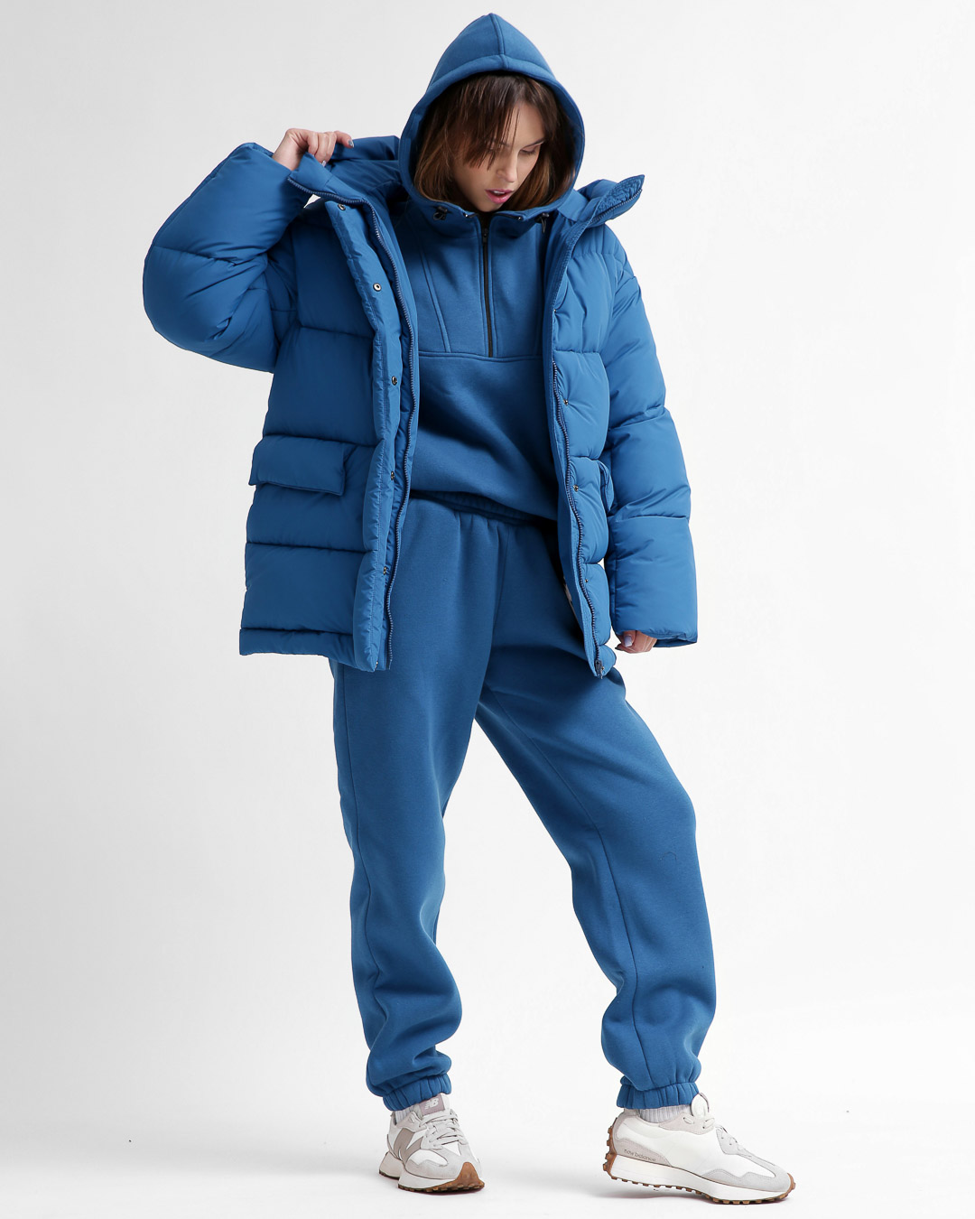 Жіночий короткий пуховик кольору електрик | 74324