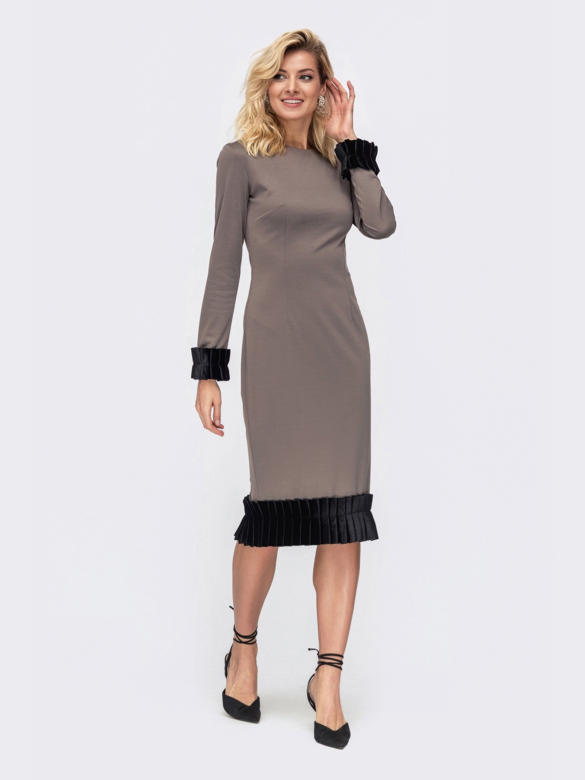 Плаття кольору тауп з оксамитовою оборкою | 75018