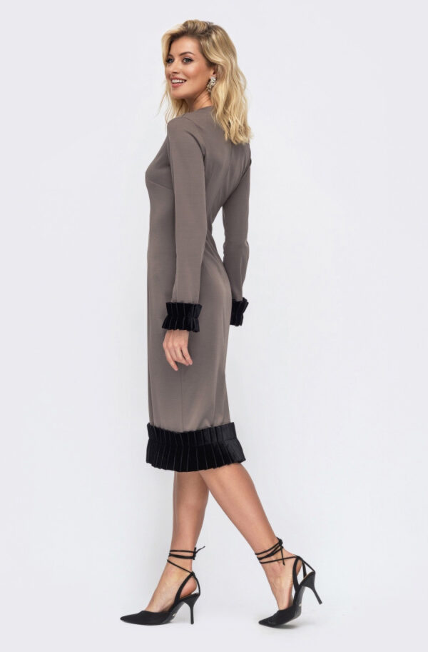 Плаття кольору тауп з оксамитовою оборкою | 75018