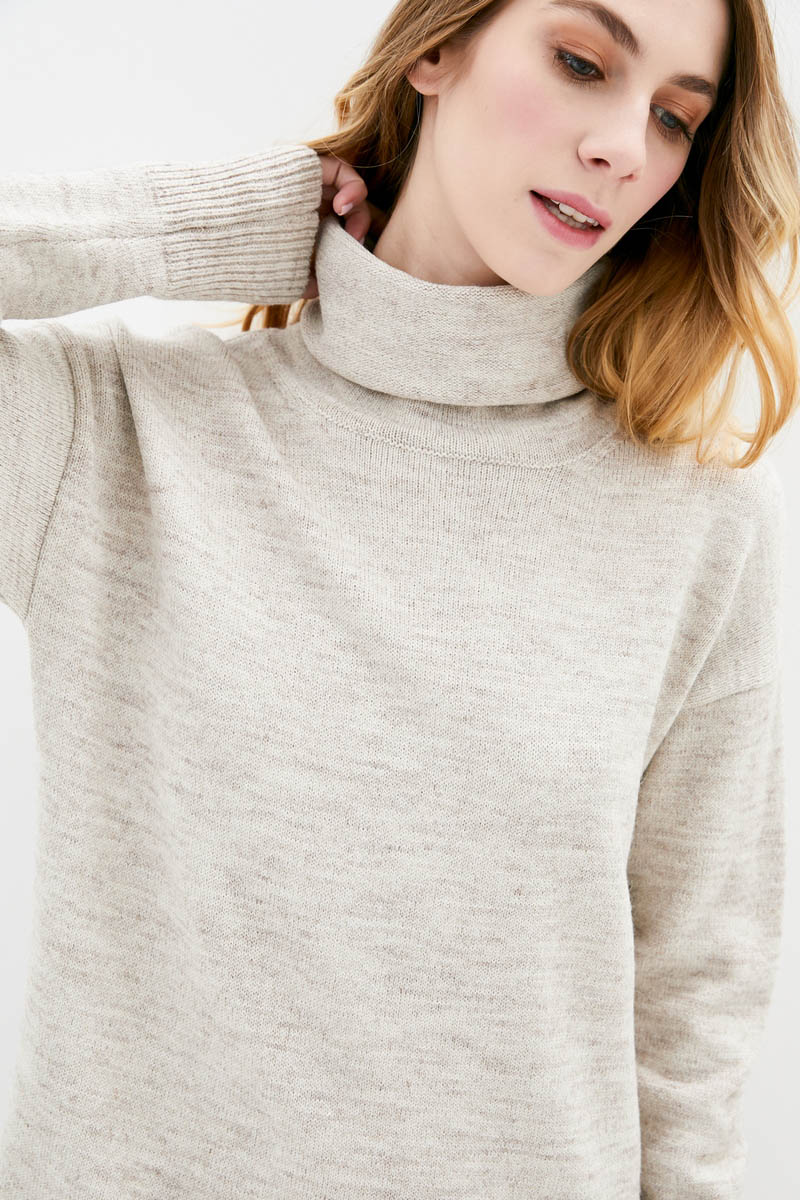 В'язане плаття бежеве з коміром-хомутом | 76509 В'язане плаття бежеве з коміром-хомутом | 76509