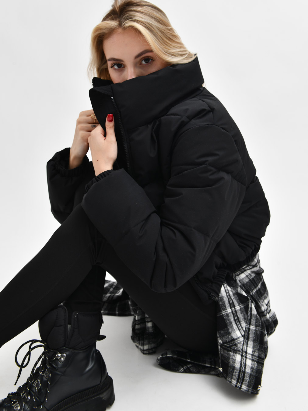 Куртка коротка чорна з високим коміром | 78282 Куртка коротка чорна з високим коміром | 78282