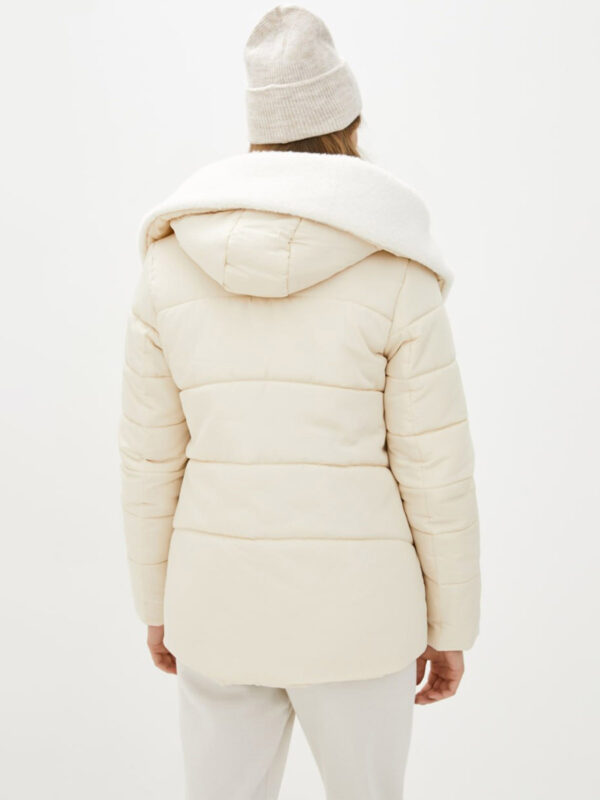 Коротка куртка на теплу зиму молочна | 77148