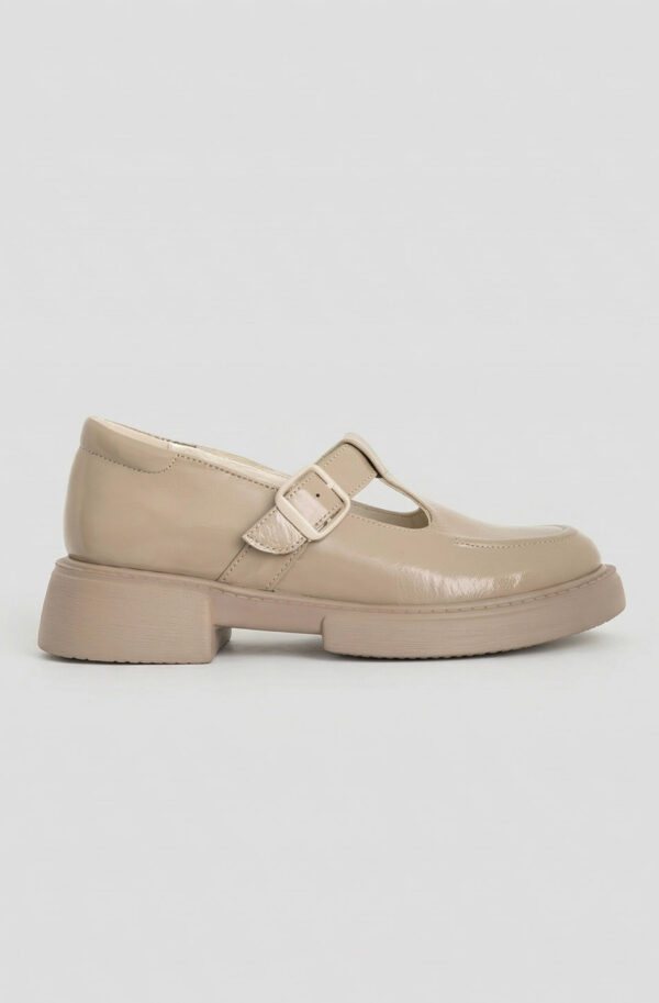 Жіночі лаковані лофери бежеві з пряжкою | 78830