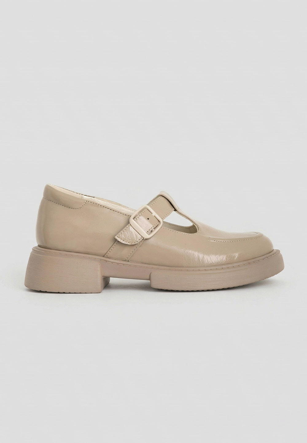 Жіночі лаковані лофери бежеві з пряжкою | 78830