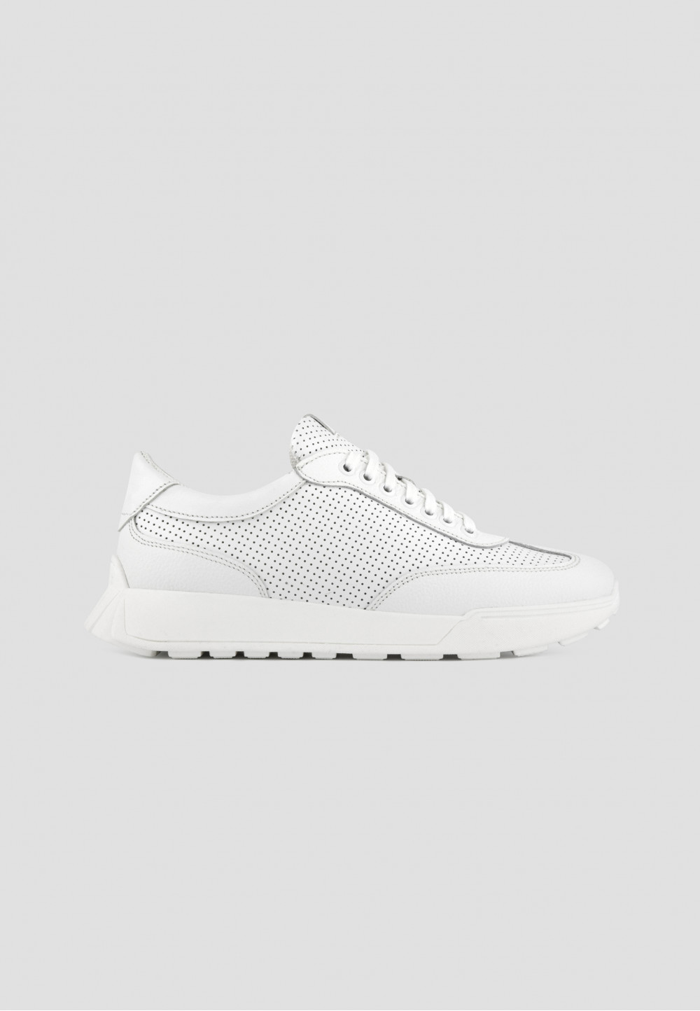 Жіночі класичні перфоровані кросівки білі | 79092 Жіночі класичні перфоровані кросівки білі | 79092