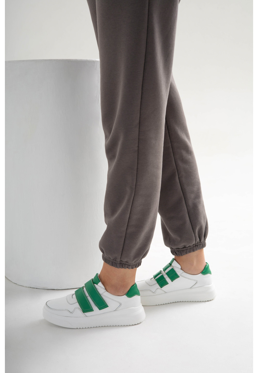 Шкіряні білі кеди із зеленими липучками | 79457 Шкіряні білі кеди із зеленими липучками | 79457