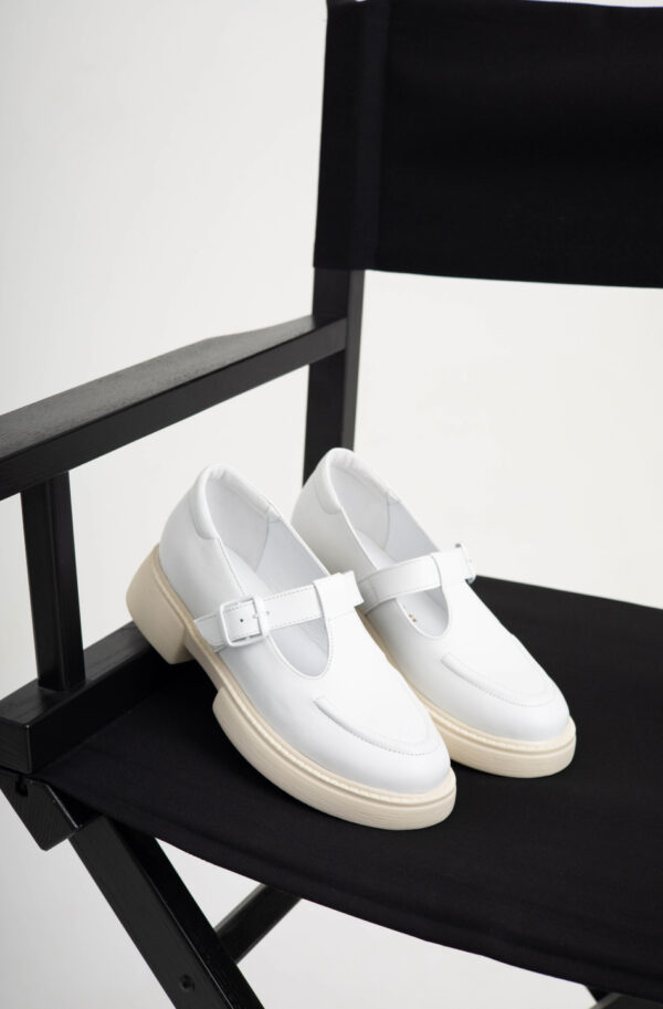 Жіночі шкіряні лофери білі з пряжкою | 78819