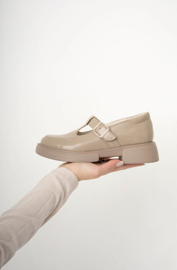 Жіночі лаковані лофери бежеві з пряжкою | 78830