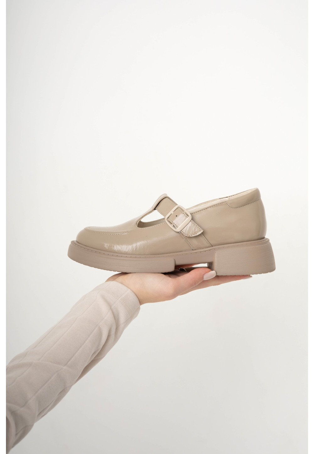 Жіночі лаковані лофери бежеві з пряжкою | 78830 Жіночі лаковані лофери бежеві з пряжкою | 78830