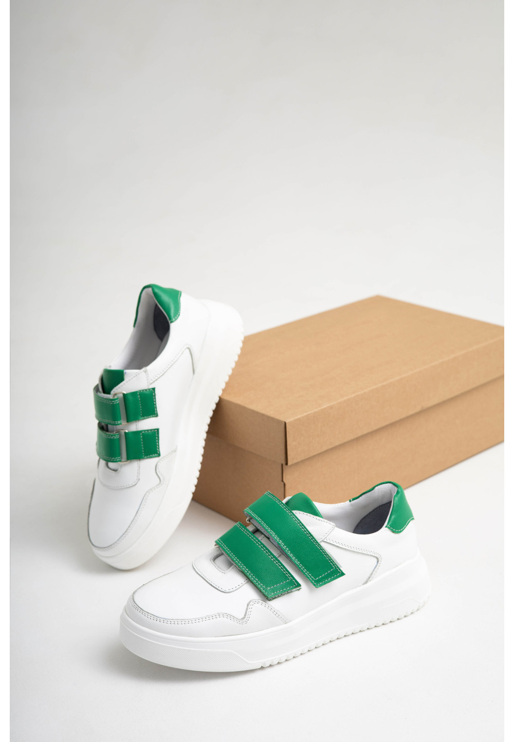 Шкіряні білі кеди із зеленими липучками | 79457 Шкіряні білі кеди із зеленими липучками | 79457