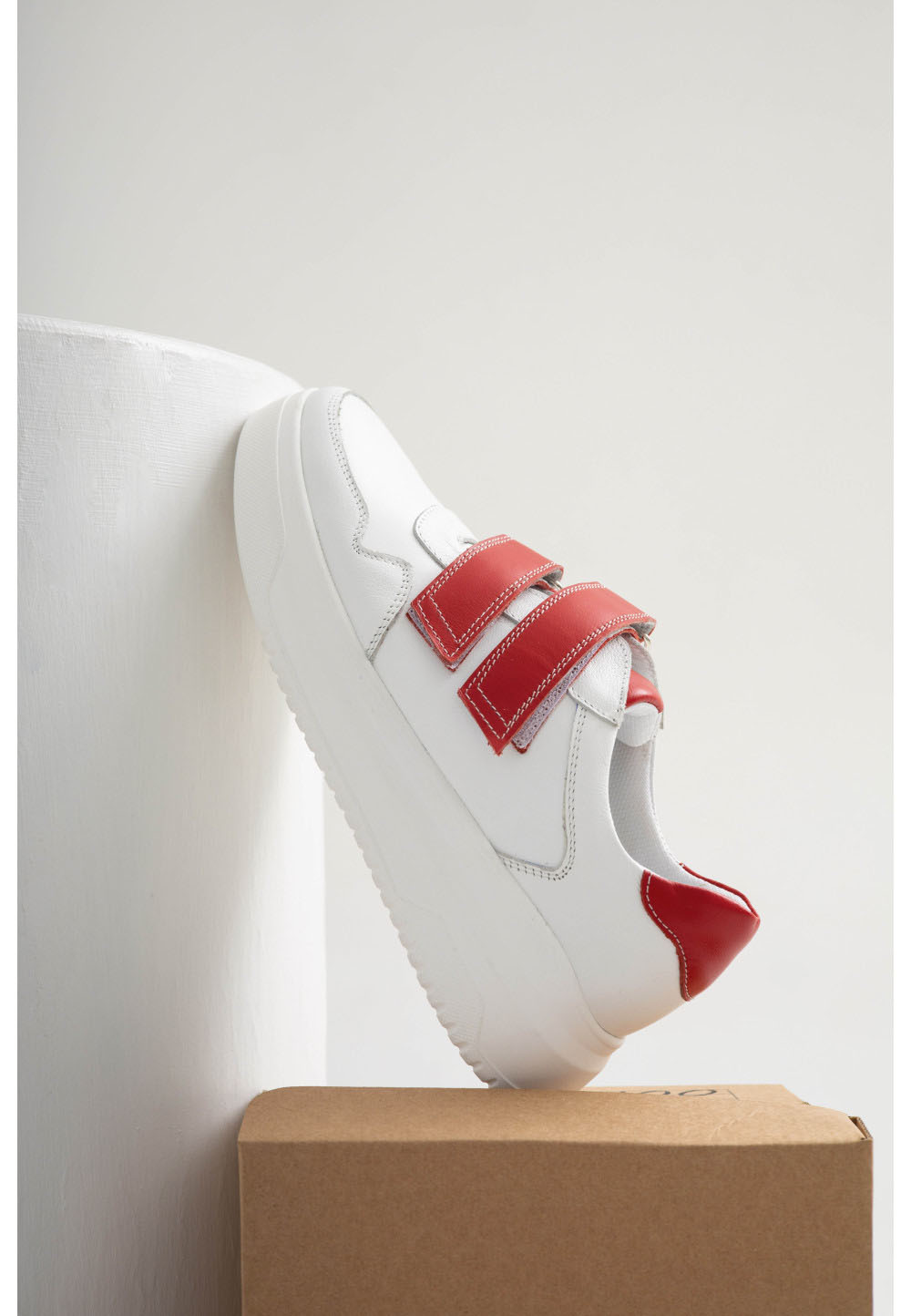 Шкіряні білі кеди з червоними липучками | 79438 Шкіряні білі кеди з червоними липучками | 79438