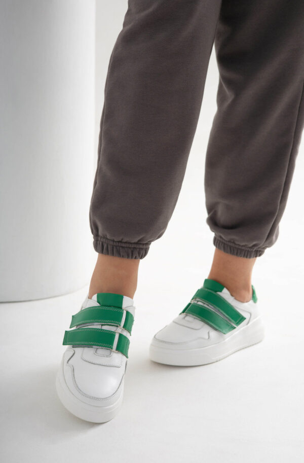 Шкіряні білі кеди із зеленими липучками | 79457