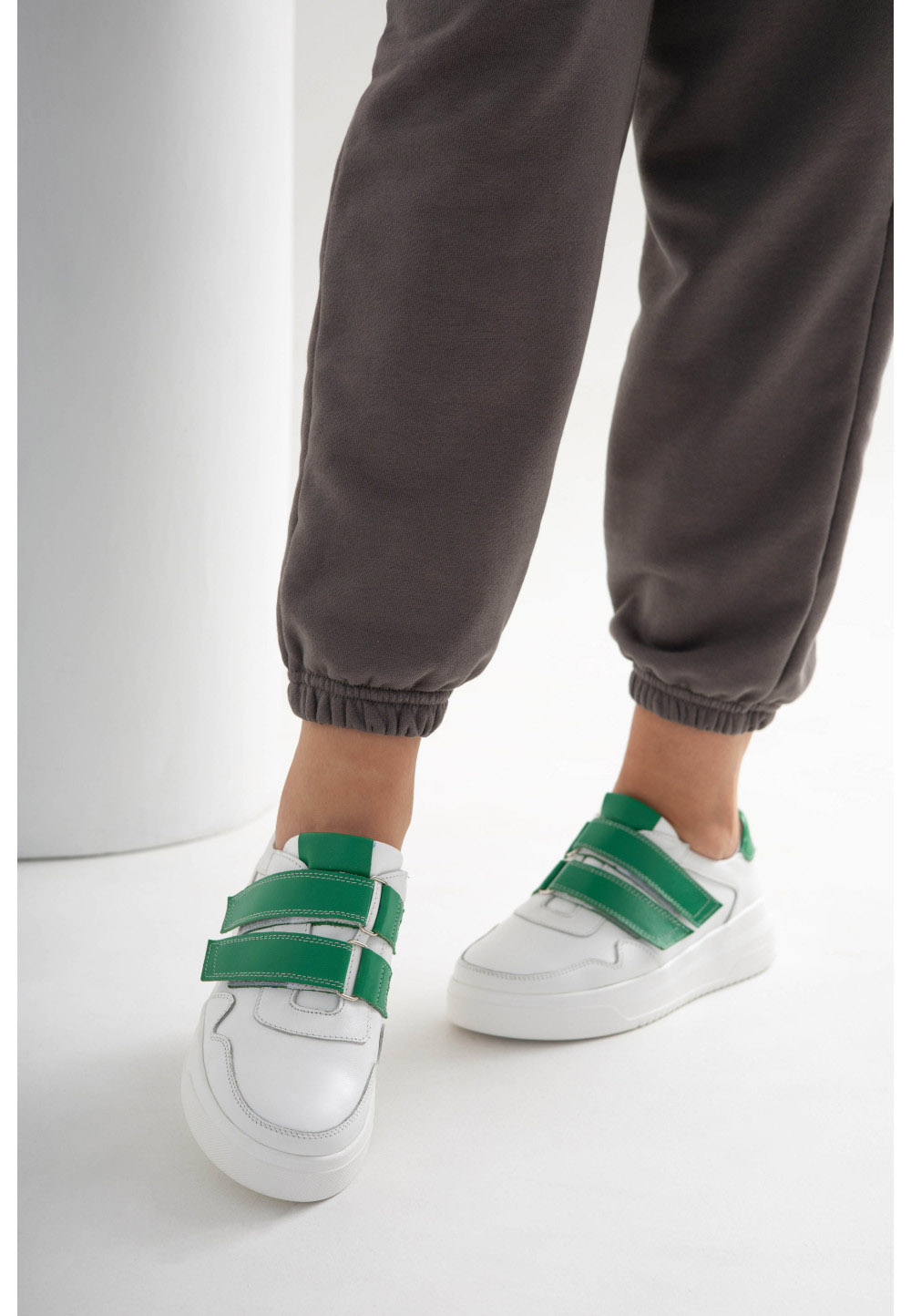 Шкіряні білі кеди із зеленими липучками | 79457 Шкіряні білі кеди із зеленими липучками | 79457