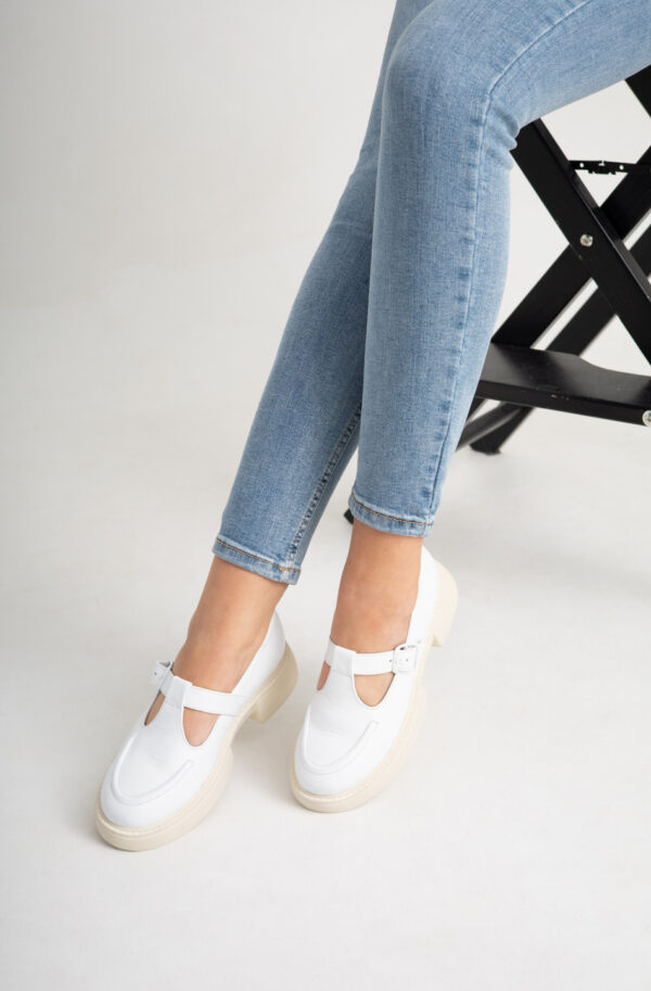 Жіночі шкіряні лофери білі з пряжкою | 78819