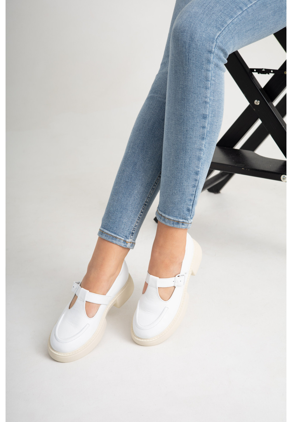 Жіночі шкіряні лофери білі з пряжкою | 78819 Жіночі шкіряні лофери білі з пряжкою | 78819