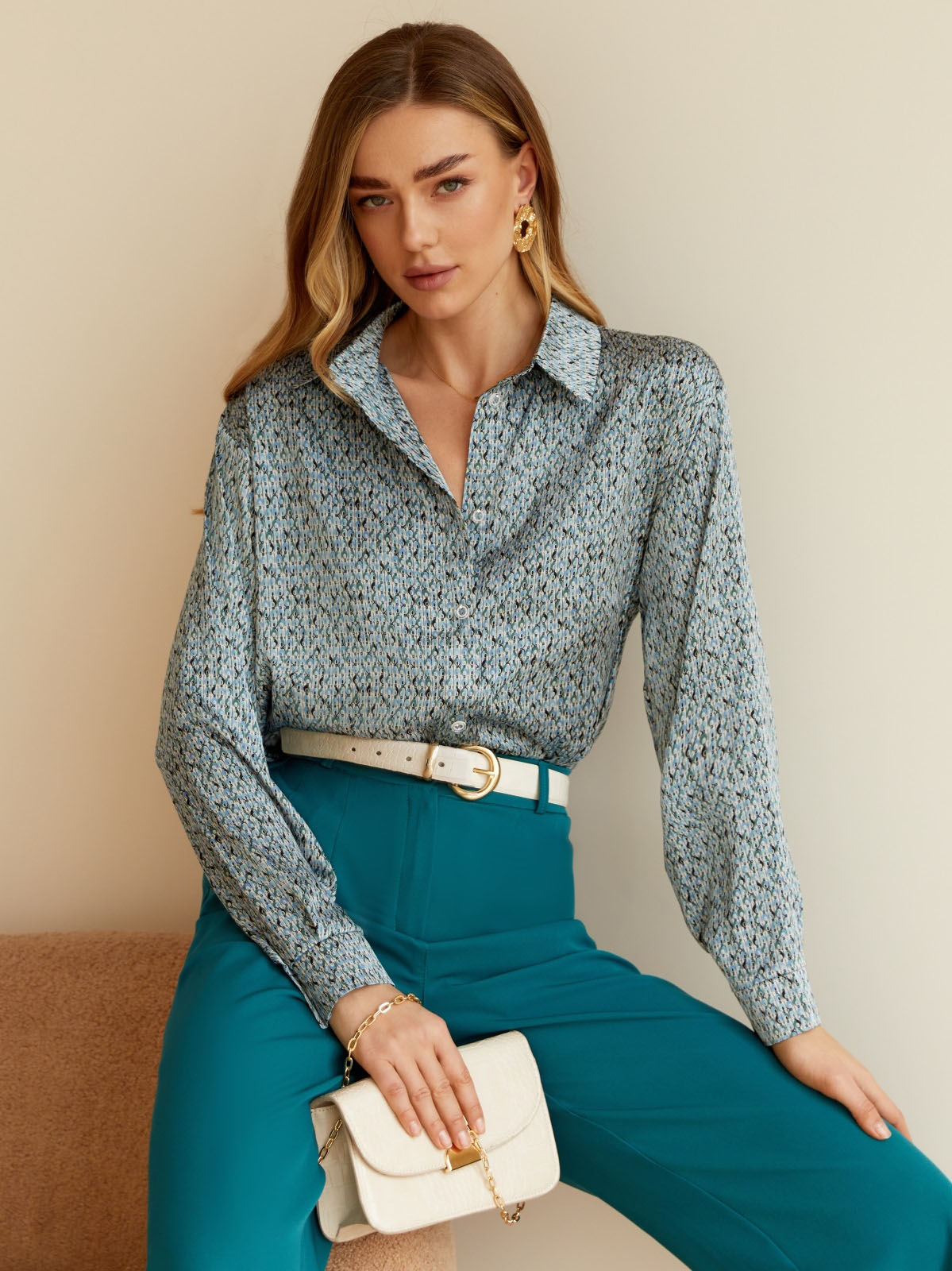 Блуза зі штучного шовку блакитна в принт | 79273