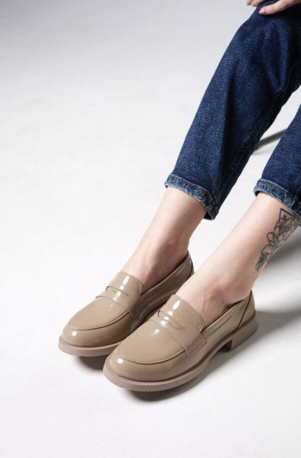 Лаковані туфлі бежеві на низькому ходу | 79519