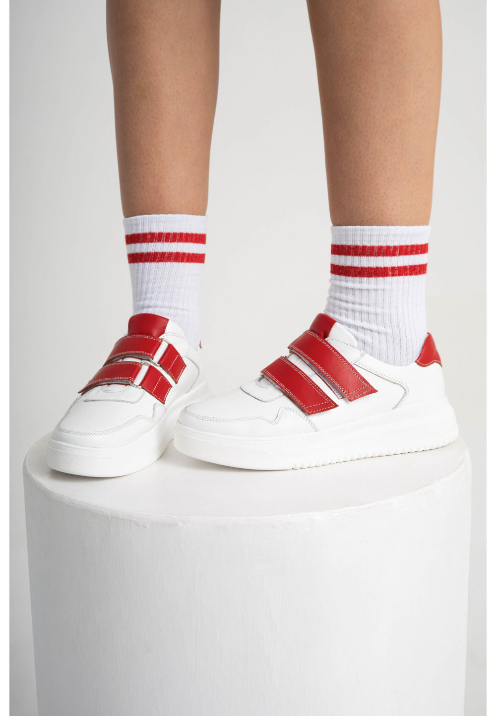 Шкіряні білі кеди з червоними липучками | 79438 Шкіряні білі кеди з червоними липучками | 79438