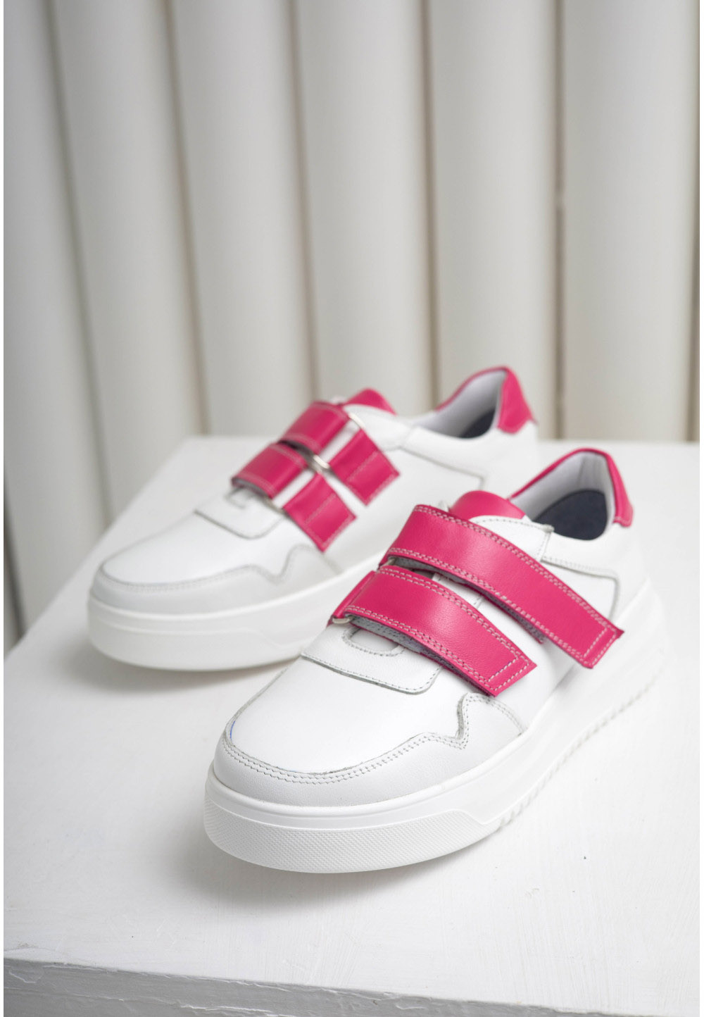 Шкіряні білі кеди з малиновими липучками | 79428 Шкіряні білі кеди з малиновими липучками | 79428