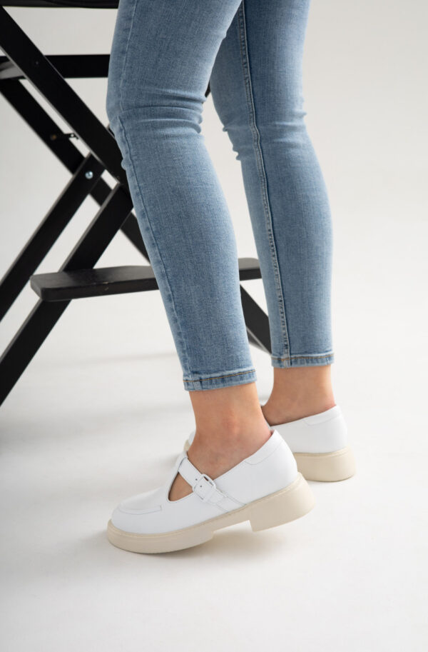 Жіночі шкіряні лофери білі з пряжкою | 78819