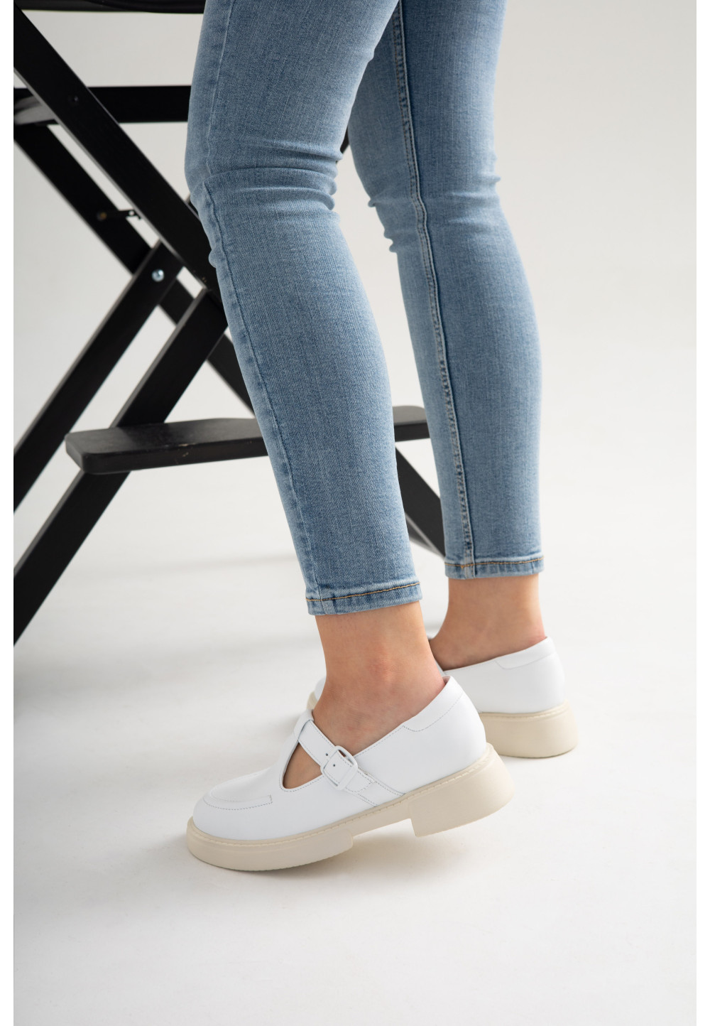 Жіночі шкіряні лофери білі з пряжкою | 78819 Жіночі шкіряні лофери білі з пряжкою | 78819