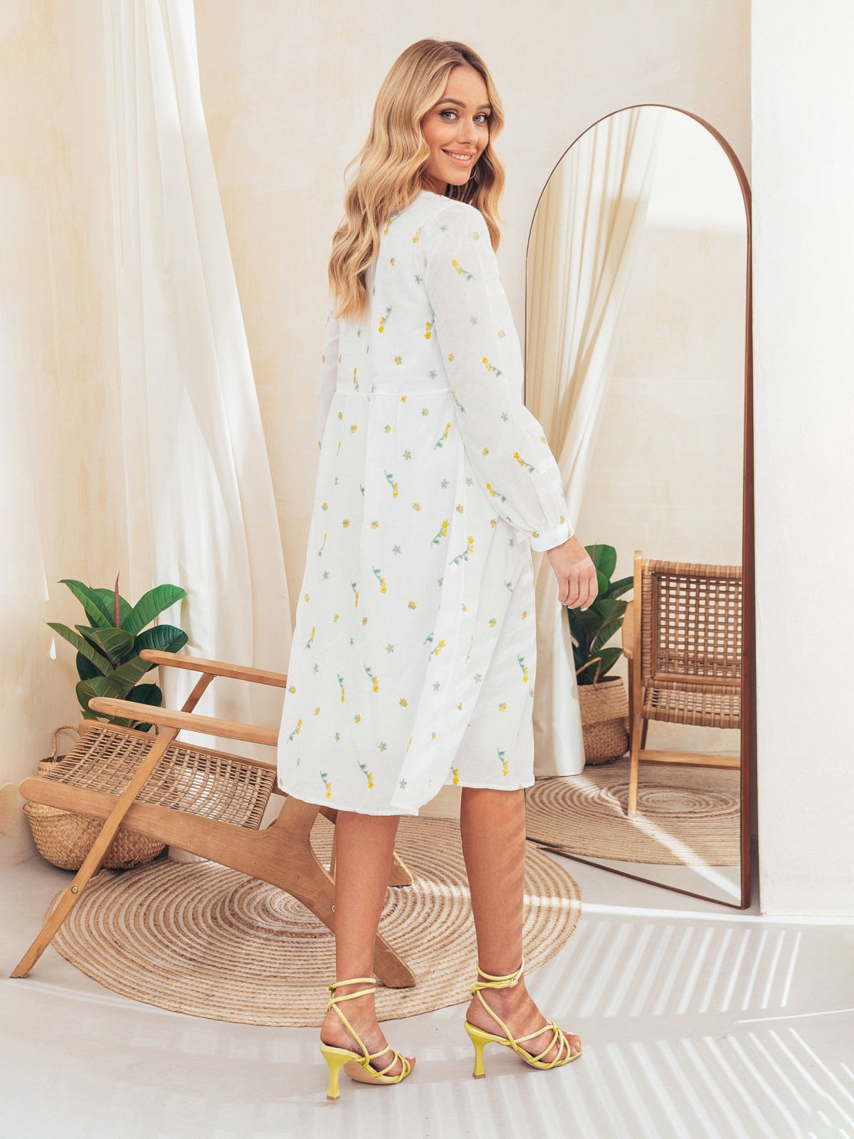 Сукня молочна з жовтою вишивкою | 79689