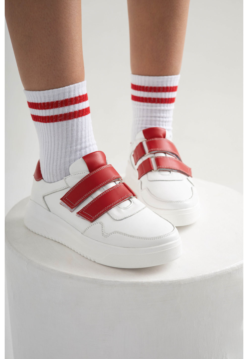 Шкіряні білі кеди з червоними липучками | 79438 Шкіряні білі кеди з червоними липучками | 79438