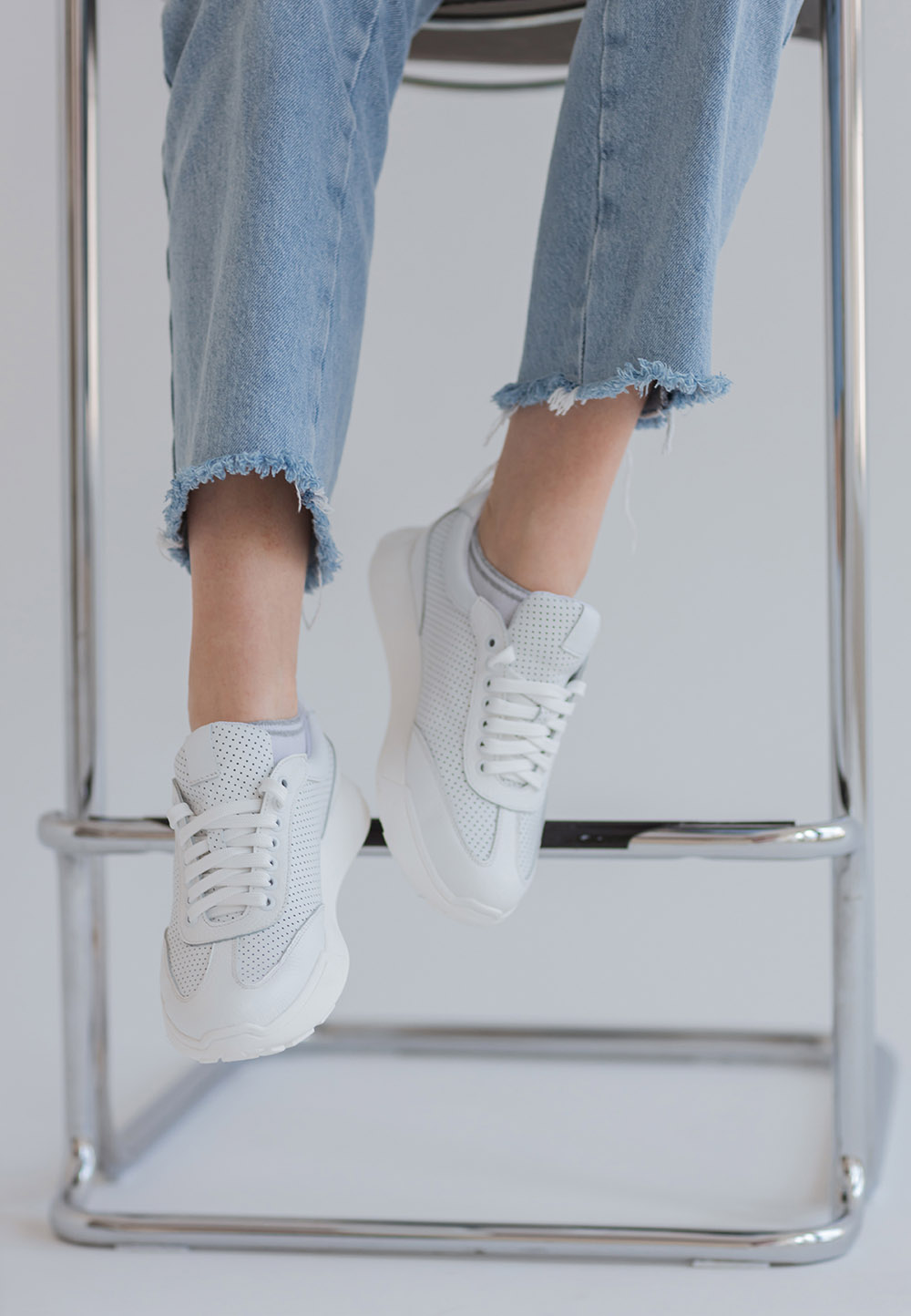 Жіночі класичні перфоровані кросівки білі | 79092 Жіночі класичні перфоровані кросівки білі | 79092