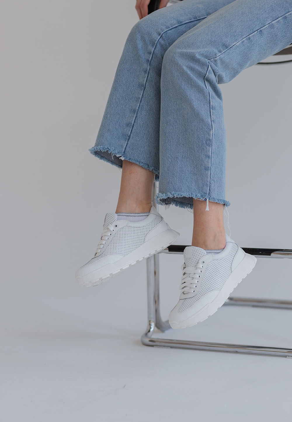 Жіночі класичні перфоровані кросівки білі | 79092 Жіночі класичні перфоровані кросівки білі | 79092