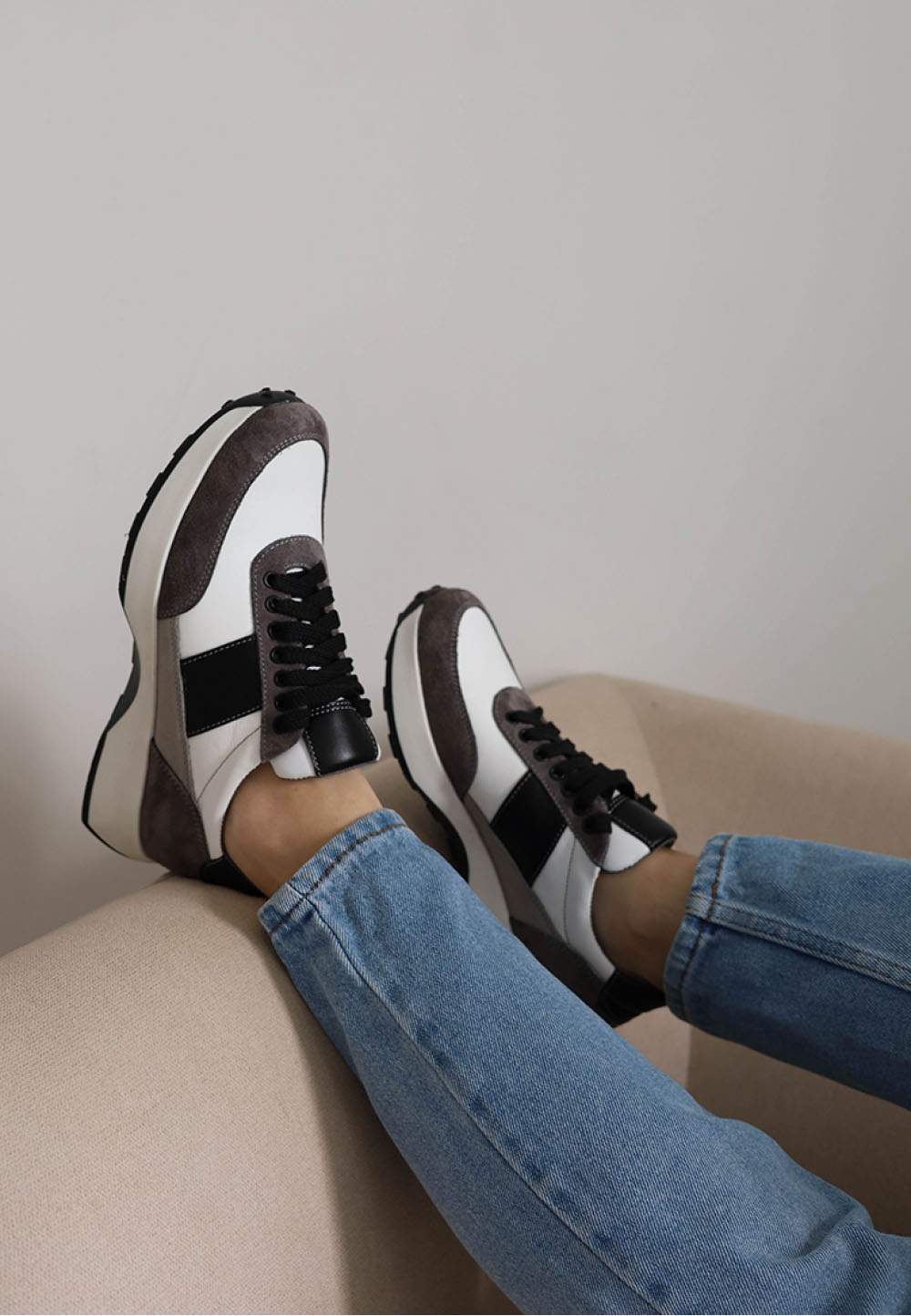 Жіночі кросівки біло-сірі зі вставками замші | 80323