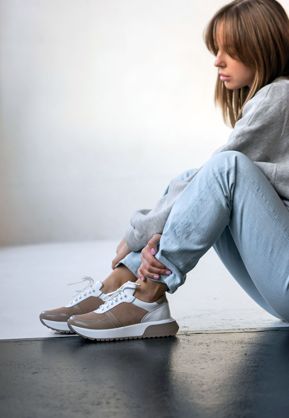 Жіночі кросівки бежево-білі зі вставками замші | 80353 Жіночі кросівки бежево-білі зі вставками замші | 80353