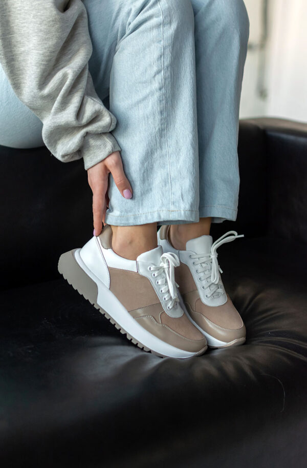 Жіночі кросівки бежево-білі зі вставками замші | 80353